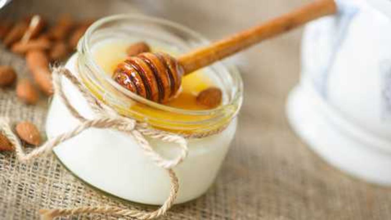 La miel es un producto antioxidante, que hidrata, revitaliza y suaviza todo tipo de piel.