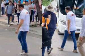 En video quedó registrado el momento en el que Escaf pasaba por una calle de Barranquilla, junto con su equipo, varias personas lo empezaron a chiflar y le gritaron “fuera, fuera”, entre otros insultos en su contra.