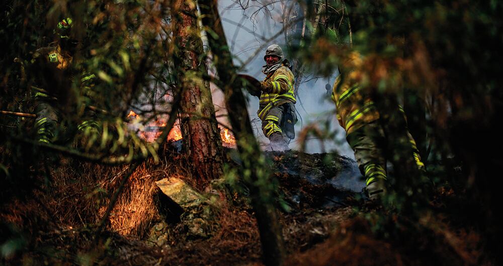 Cerca de 800 personas, entre bomberos y soldados, trabajan para controlar los incendios en los cerros orientales.