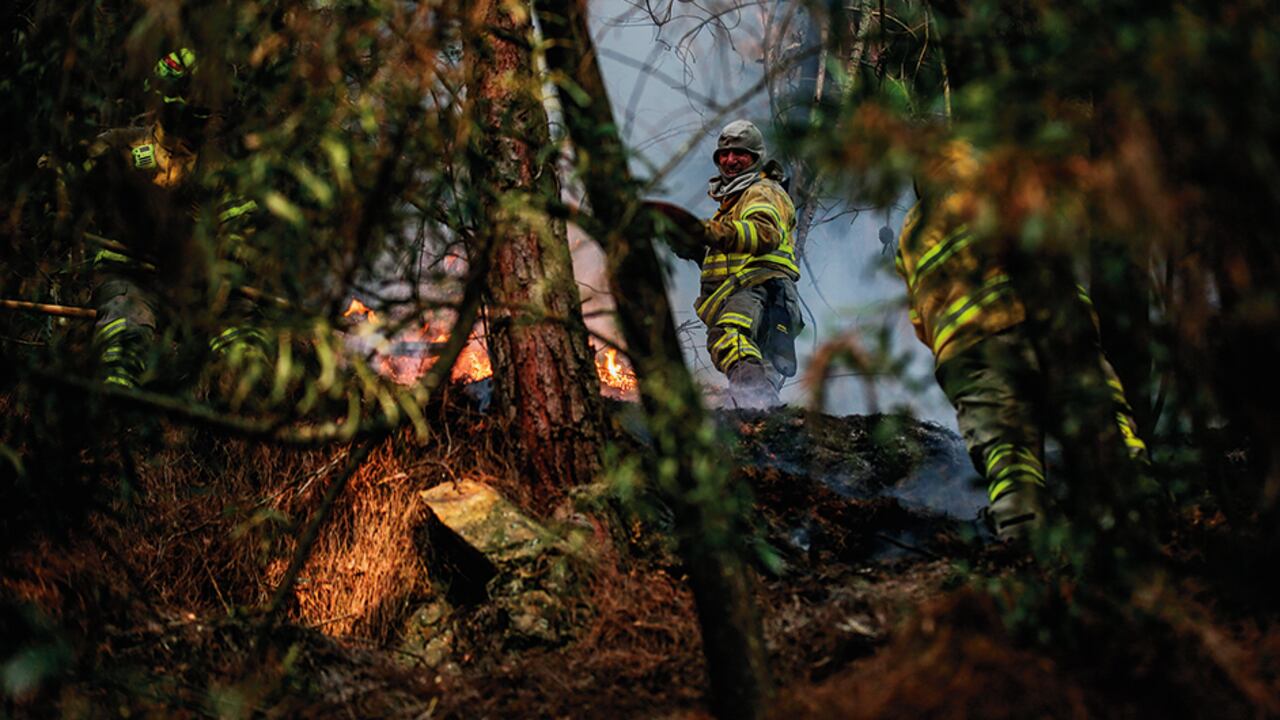 Cerca de 800 personas, entre bomberos y soldados, trabajan para controlar los incendios en los cerros orientales.