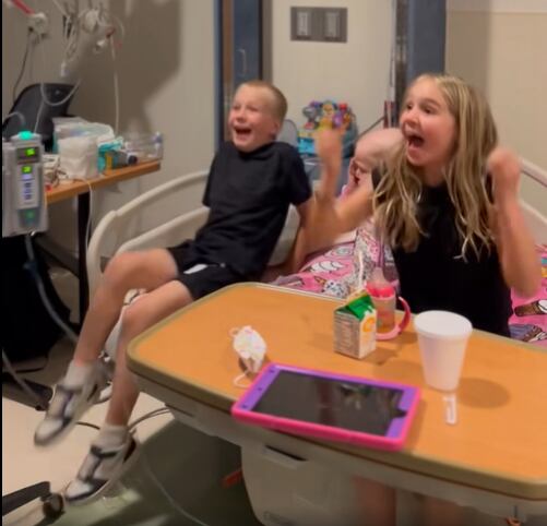 Niño se emociona al saber que puede ser donante de su hermana