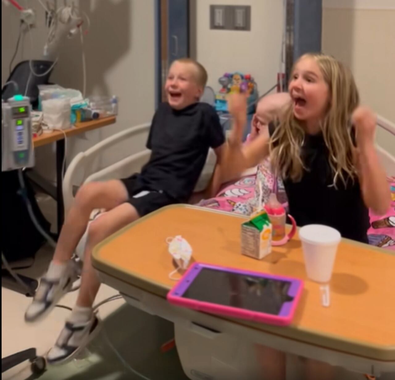 Niño se emociona al saber que puede ser donante de su hermana