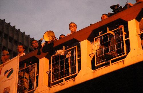 Al final de la tarde, no hubo diálogo. Los indígenas propusieron encontrarse el lunes en el estadio de Cali. Pero, por compromisos en su agenda, Uribe dijo que no podía sino hasta el próximo domingo y en Popayán. 