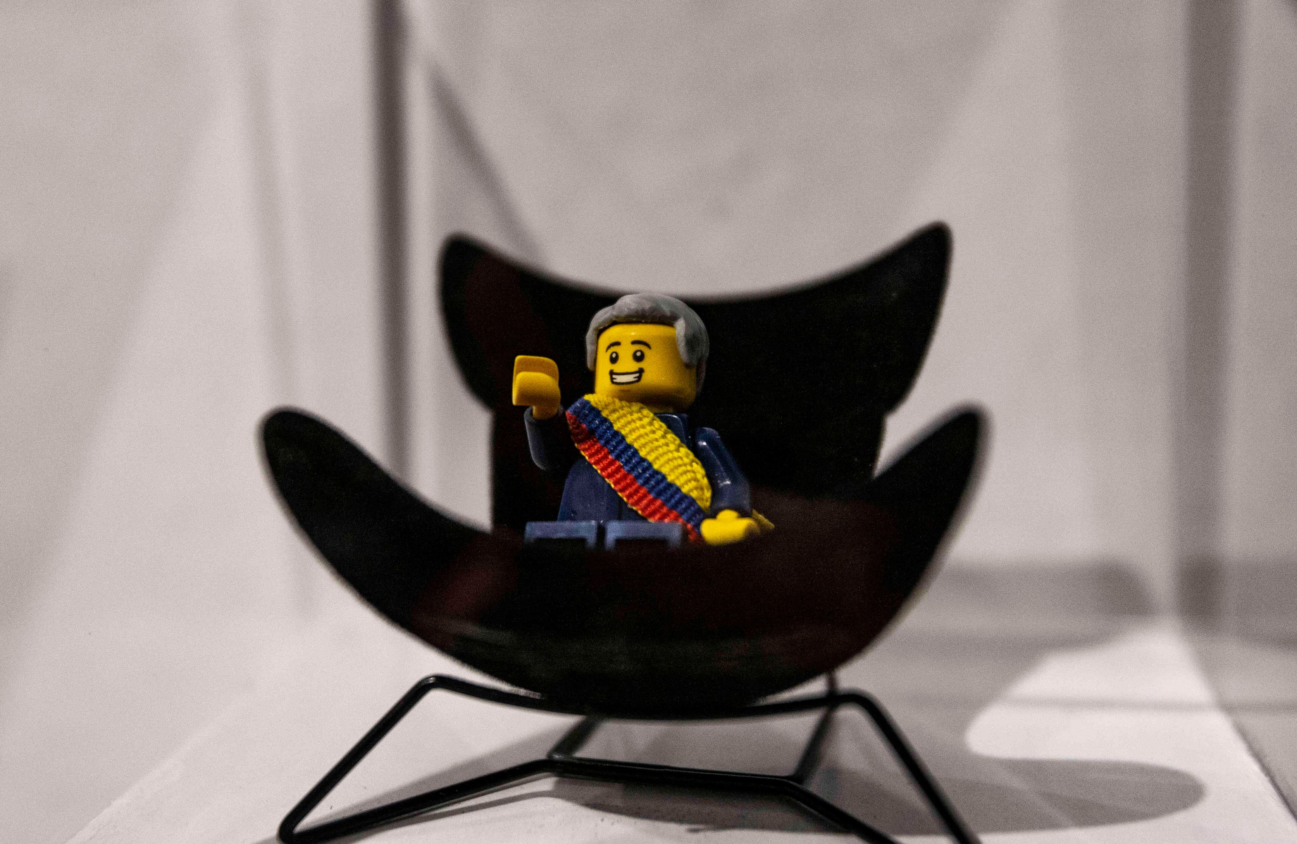 A veces, Vladdo experimenta en sus caricaturas. Aquí, el presidente Iván Duque, a quien suele representar con piezas de Lego. FOTO: Mauricio Flórez