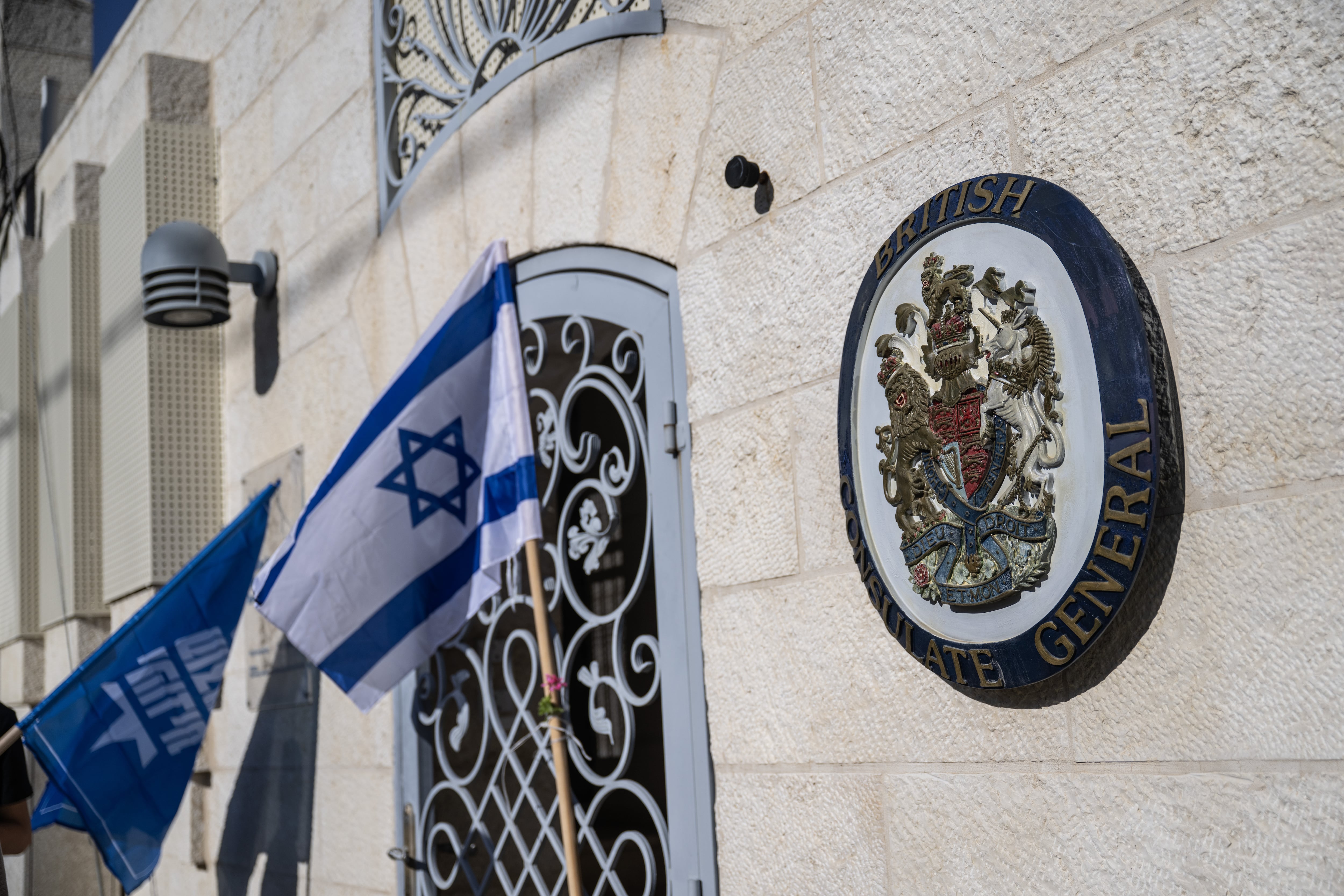 Israelíes de extrema derecha protestan frente al consulado del Reino Unido en Jerusalén Este.