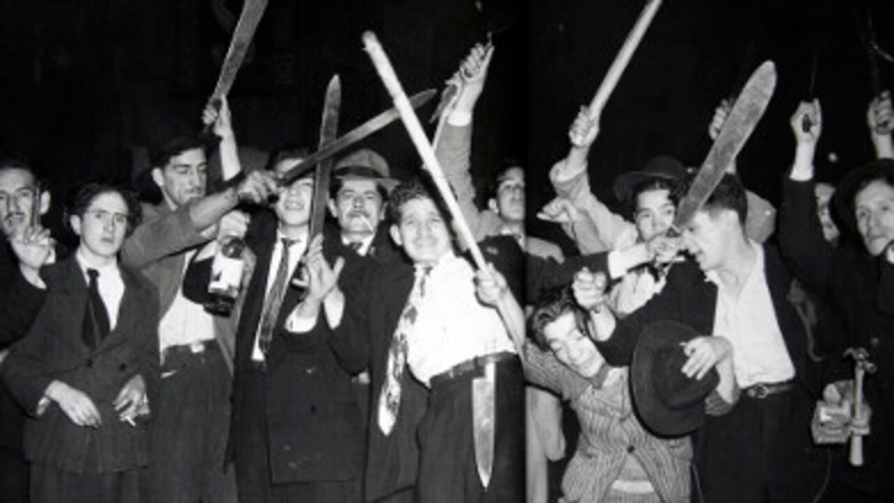 Grupo de manifestantes durante el Bogotazo. Archivo fotográfico de Sady González.