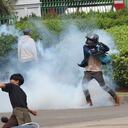 Un manifestante arroja un bote de gas lacrimógeno a la policía durante un enfrentamiento en Yakarta, Indonesia. Foto: AP / Tatan Syuflana