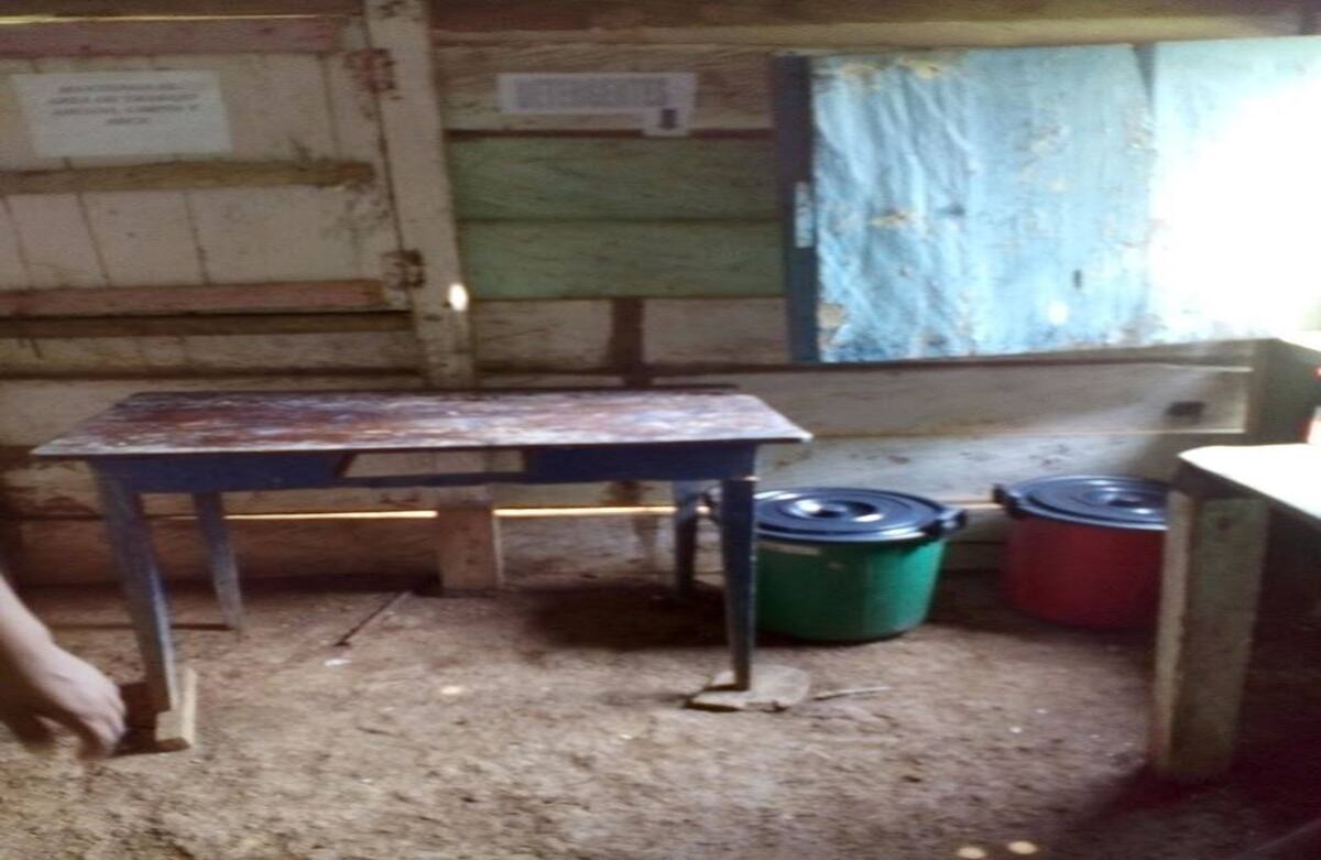 A las sillas del restaurante se las comió la polilla. Las pocas mesas que hay no dan abasto para 45 niños.