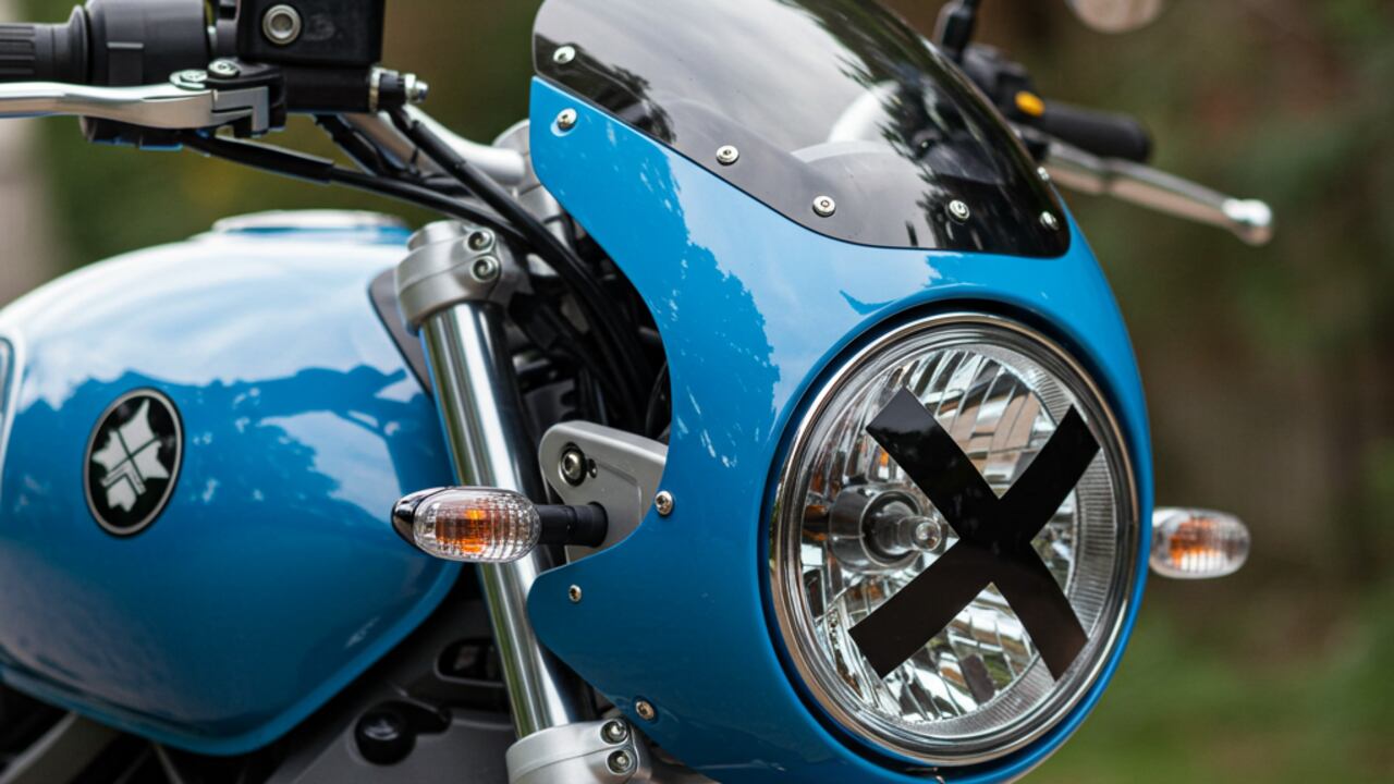 Esta práctica dejó de ser algo relacionado con la seguridad, para convertirse en un detalle que le imprime un toque vintage a las motociclistas.