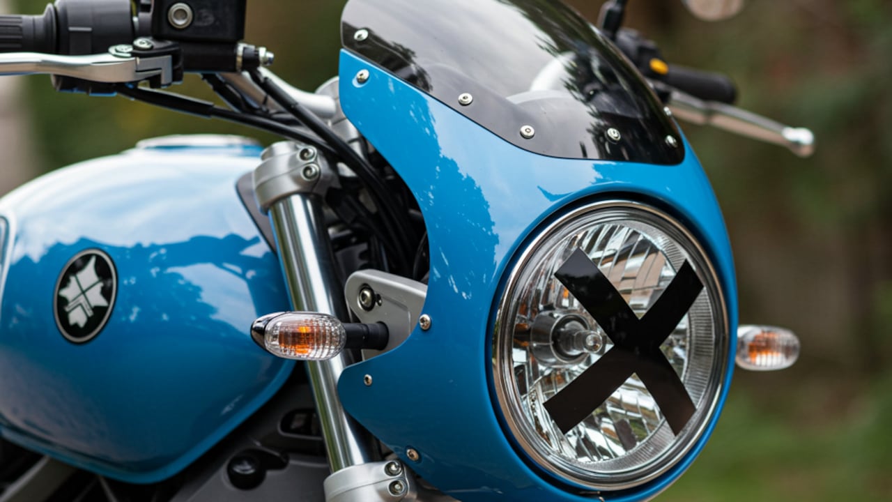 Esta práctica dejó de relacionarse con la seguridad, para convertirse en un detalle que le imprime un toque 'vintage' a las motociclistas.