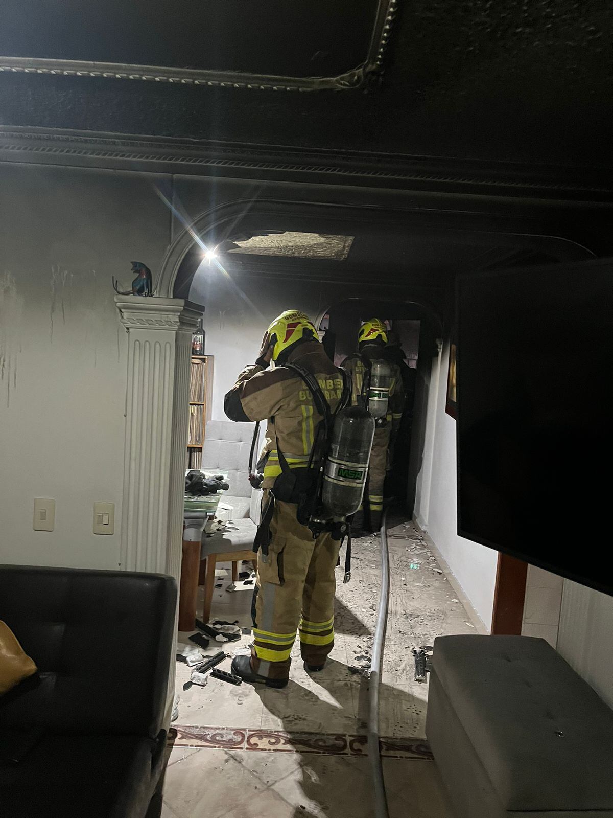 El secador, al parecer, se sobrecalentó al estar sobre la cama.