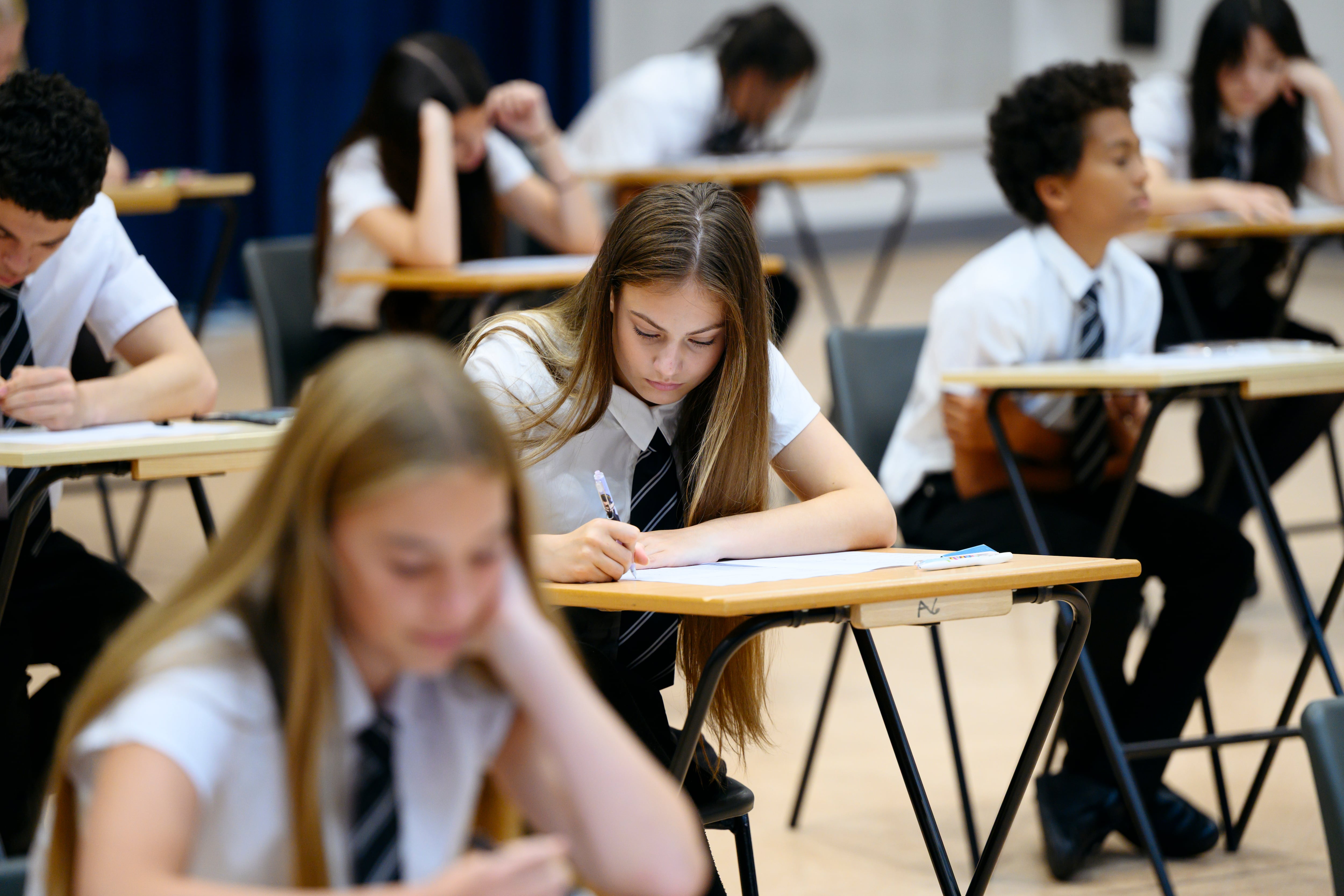 Imagen referencia de estudiantes recibiendo clase.