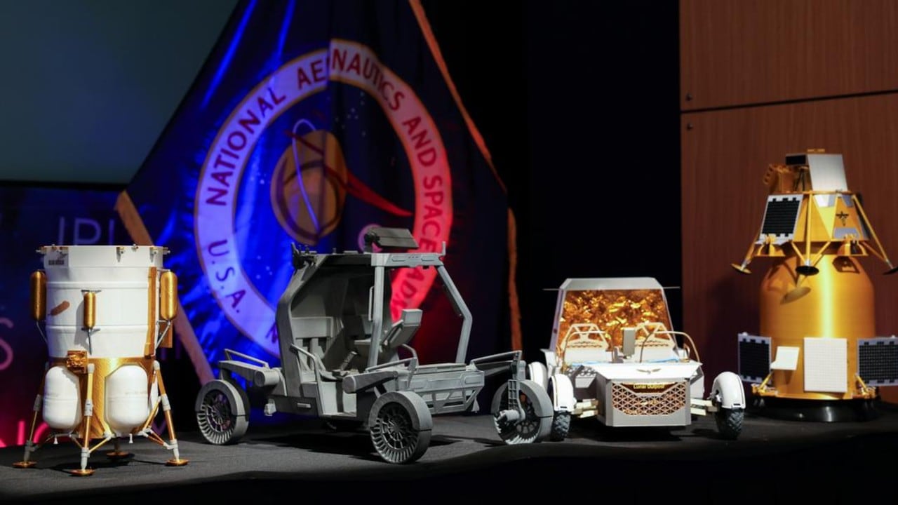 Modelos de tecnología lunar expuestos en la rueda de prensa en la que la NASA anunció sus planes para construir una base permanente en el polo sur de la Luna. Washington, 26 de mayo de 2026.
