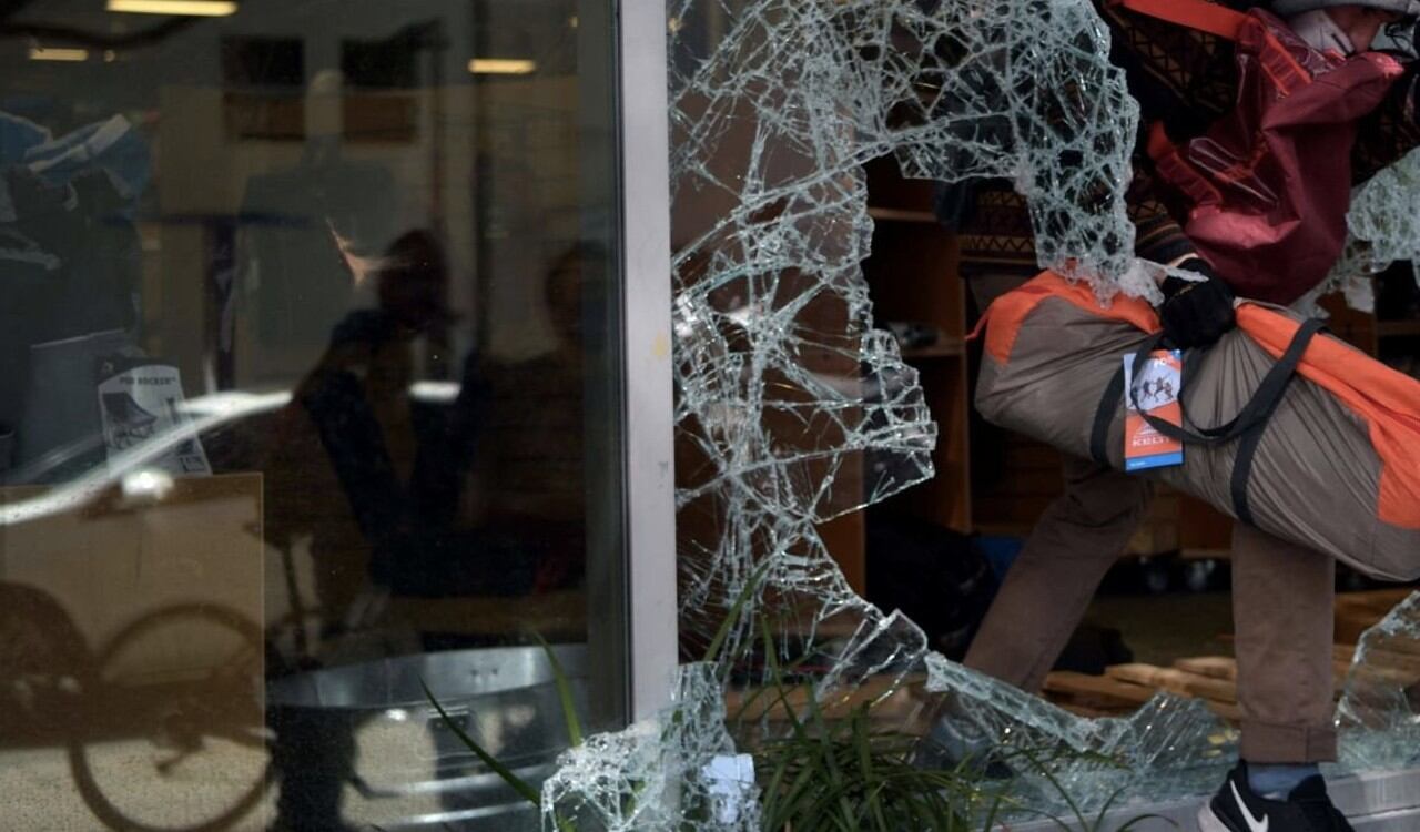 Los delincuentes salen con varios objetos hurtados de las tiendas atacadas