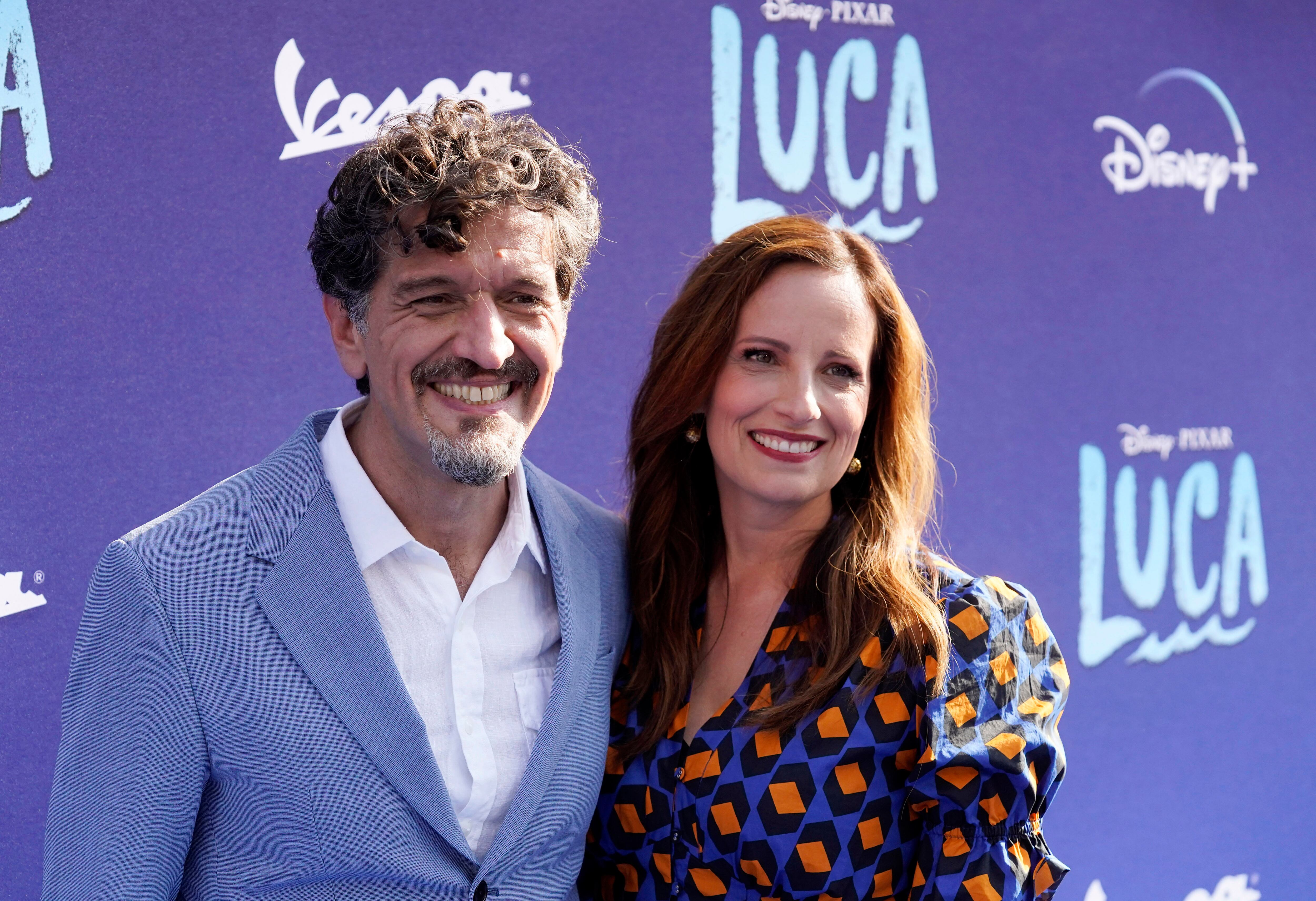 Enrico Casarosa, a la izquierda, director de la película animada de Disney y Pixar "Luca", posa con la productora Andrea Warren en el estreno de la película en Los Ángeles en el Teatro El Capitán. (AP Photo / Chris Pizzello).