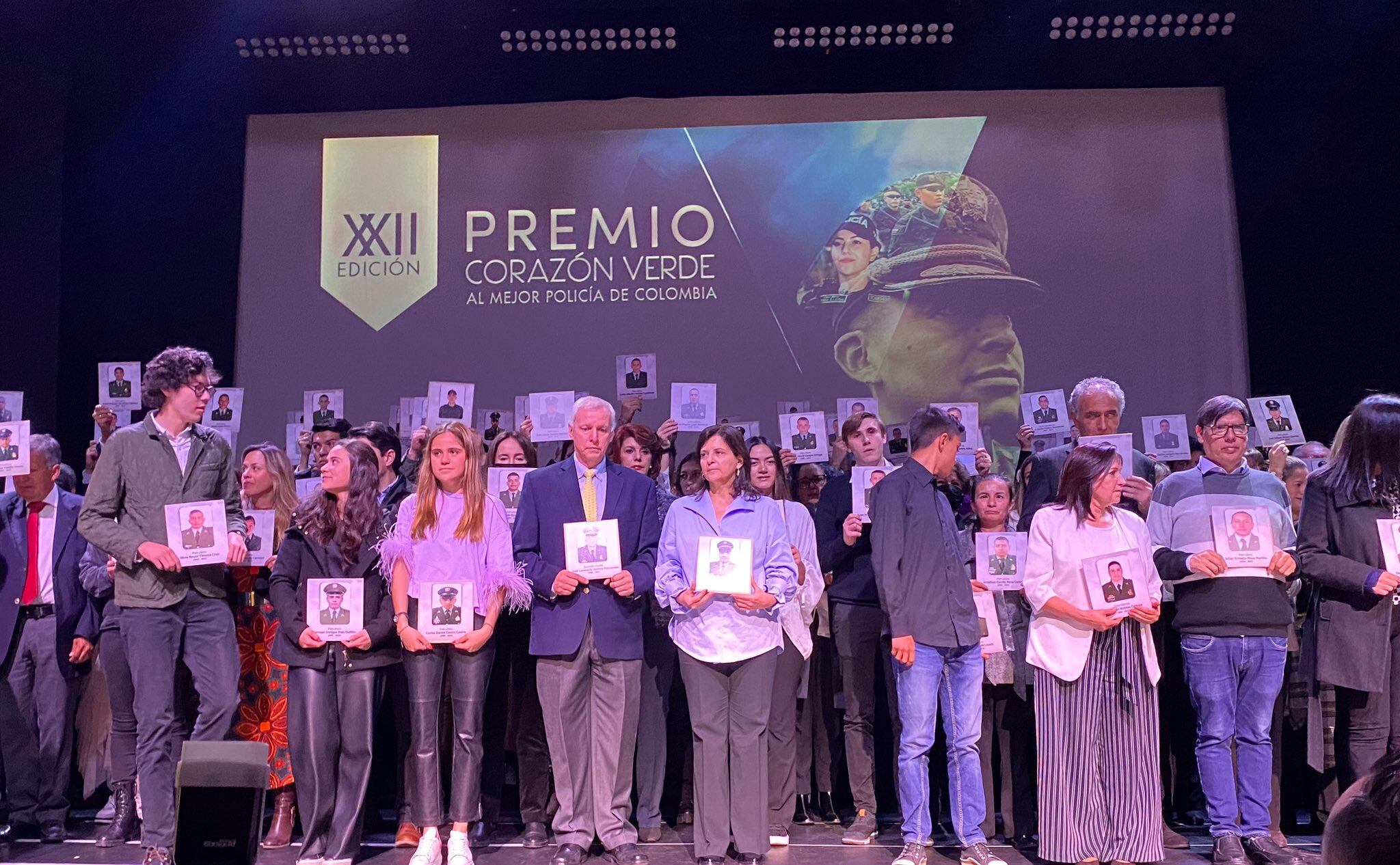 Homenaje a policías fallecidos en el Premio Fundación Corazón Verde.