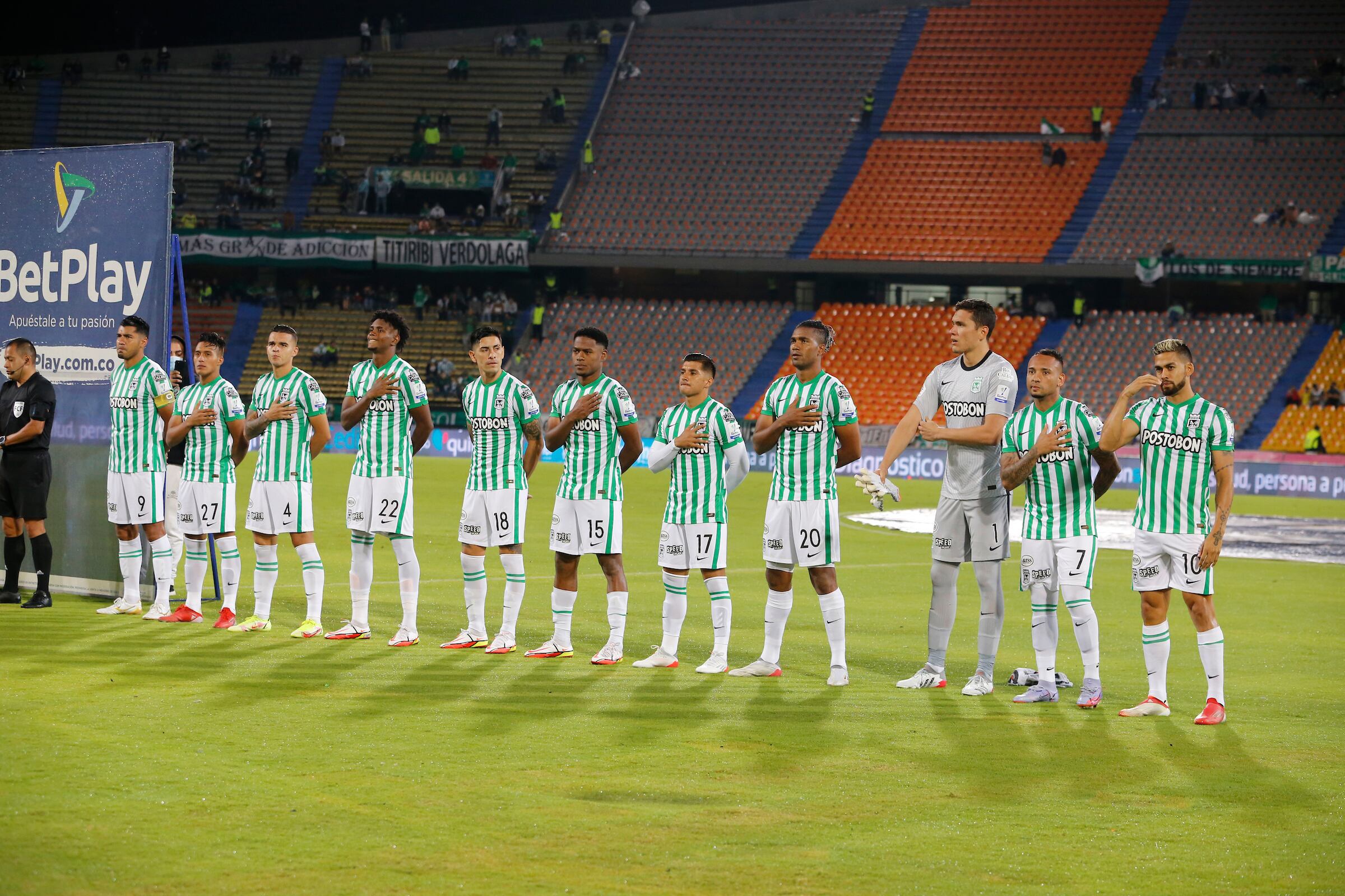 MEDELLIN - COLOMBIA, 11-12-2021: Jugadores del Nacional  durante el partido por la fecha 25, cuadrangulares semifinales, de la Liga BetPlay DIMAYOR II 2021 entre Atlético Nacional y Deportivo Pereira jugado en el estadio Atanasio Girardot de la ciudad de Medellín. / Players of Nacional during match for the date 25, semifinal quadrangulars, as part of BetPlay DIMAYOR League II 2021 between Atlético Nacional and Deportivo Pereira played at Atanasio Girardot stadium in Medellín city. Photo: VizzorImage / Donaldo Zuluaga / Cont