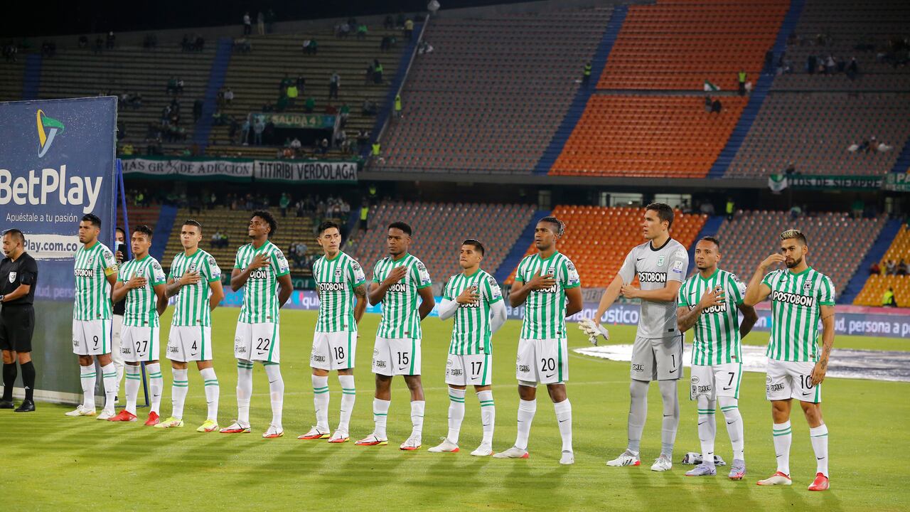 Jugadores de Atlético Nacional durante los actos protocolarios en el Estadio Atanasio Girardot de Medellín