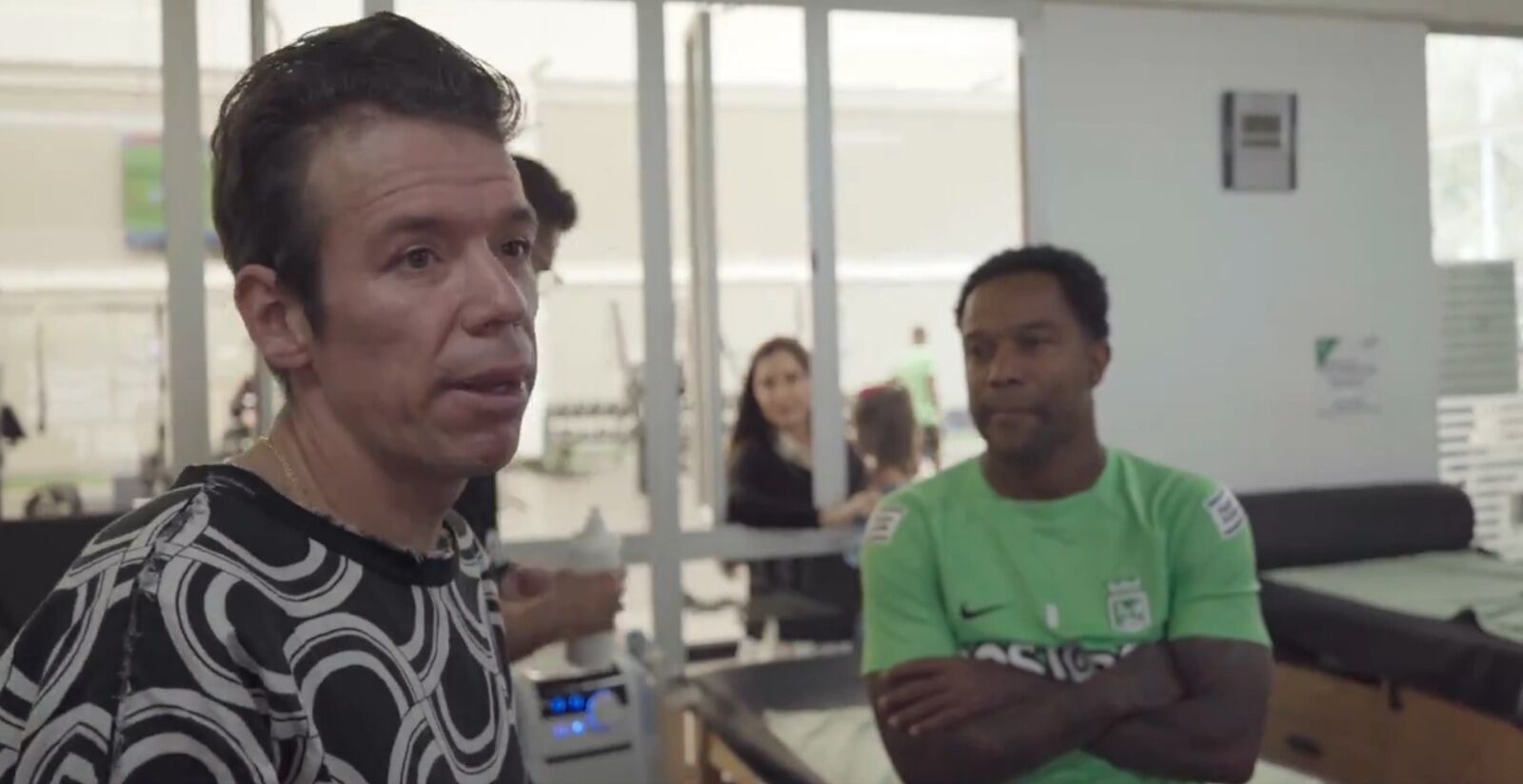 Rigoberto Urán intercambiando palabras con el delantero de Nacional: Dorlan Pabón.