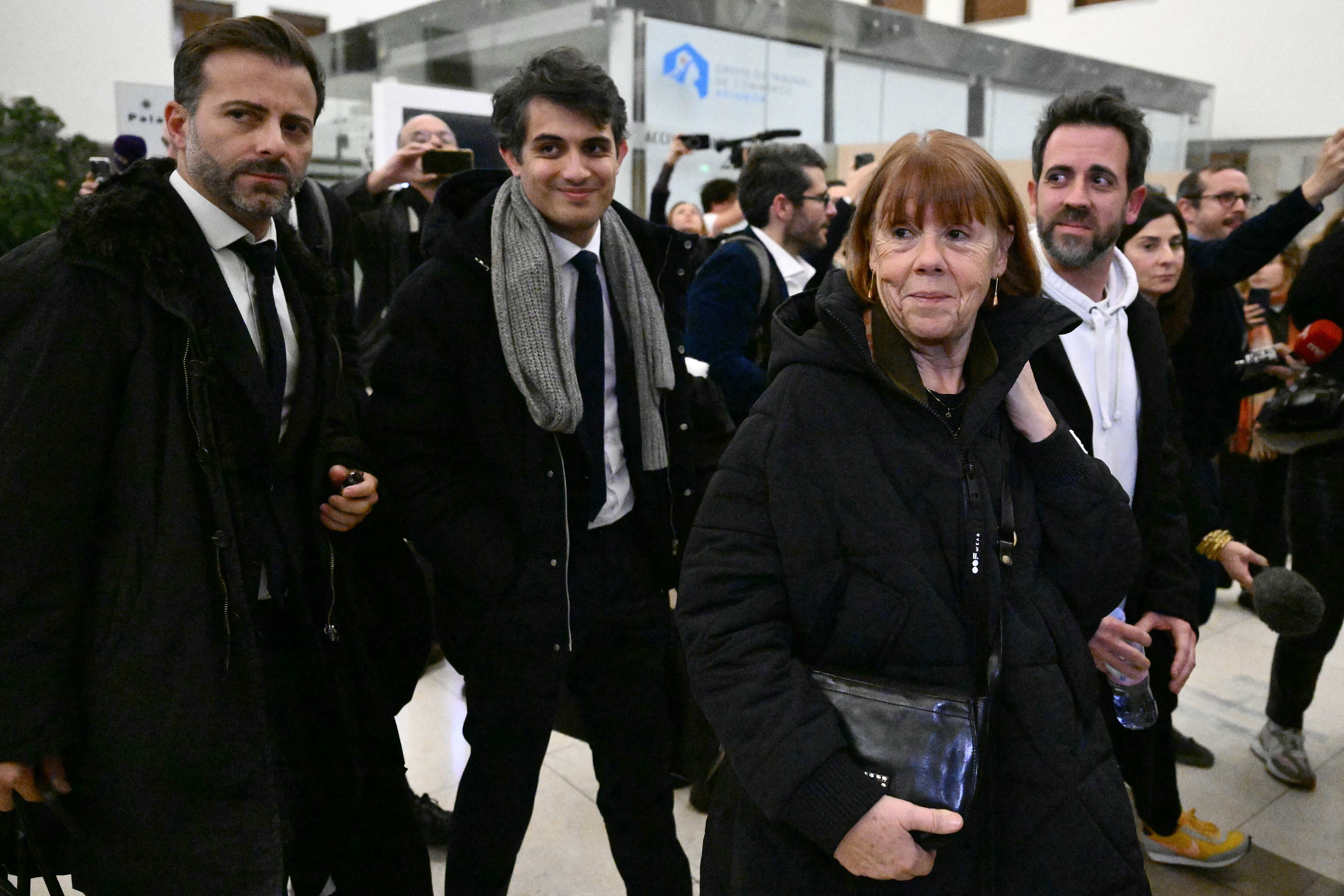Gisele Pelicot (2ndR) sale del tribunal con su hijo Florian (R) y sus abogados Antoine Camus (L) y Stéphane Babonneau (2ndL) después de una audiencia en el juicio de su ex pareja Dominique Pelicot