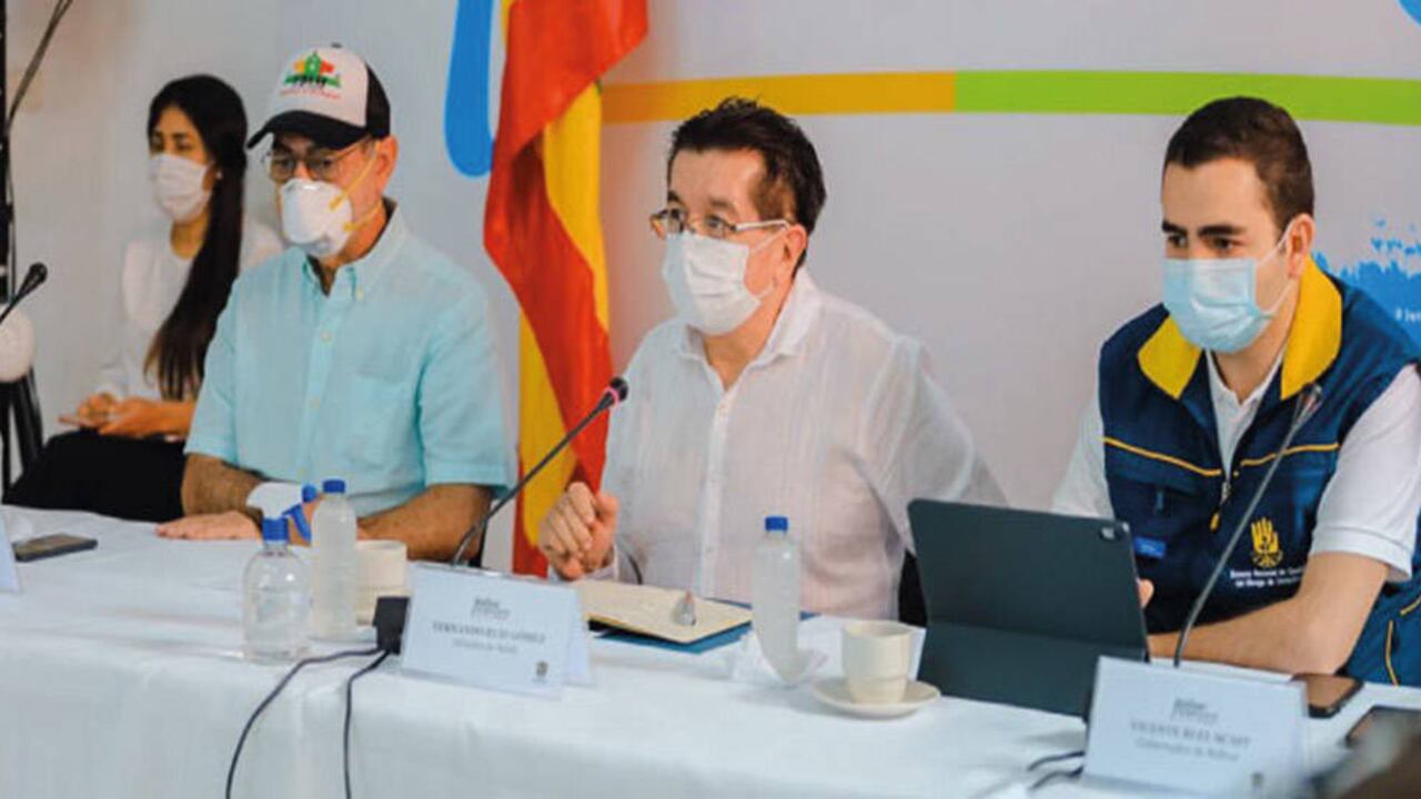 El alcalde William Dau (izquierda), el ministro Fernando Ruiz y el gobernador Vicente Blel, durante el PMU de este viernes en Cartagena.