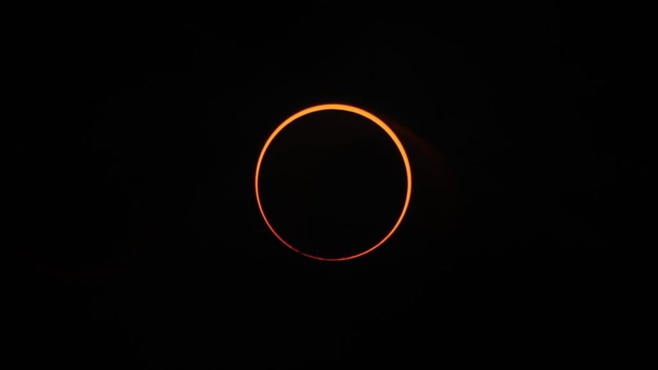 Durante el eclipse anular, la luna se aliena perfectamente con el centro del sol, para dar la impresión de un "anillo de fuego".