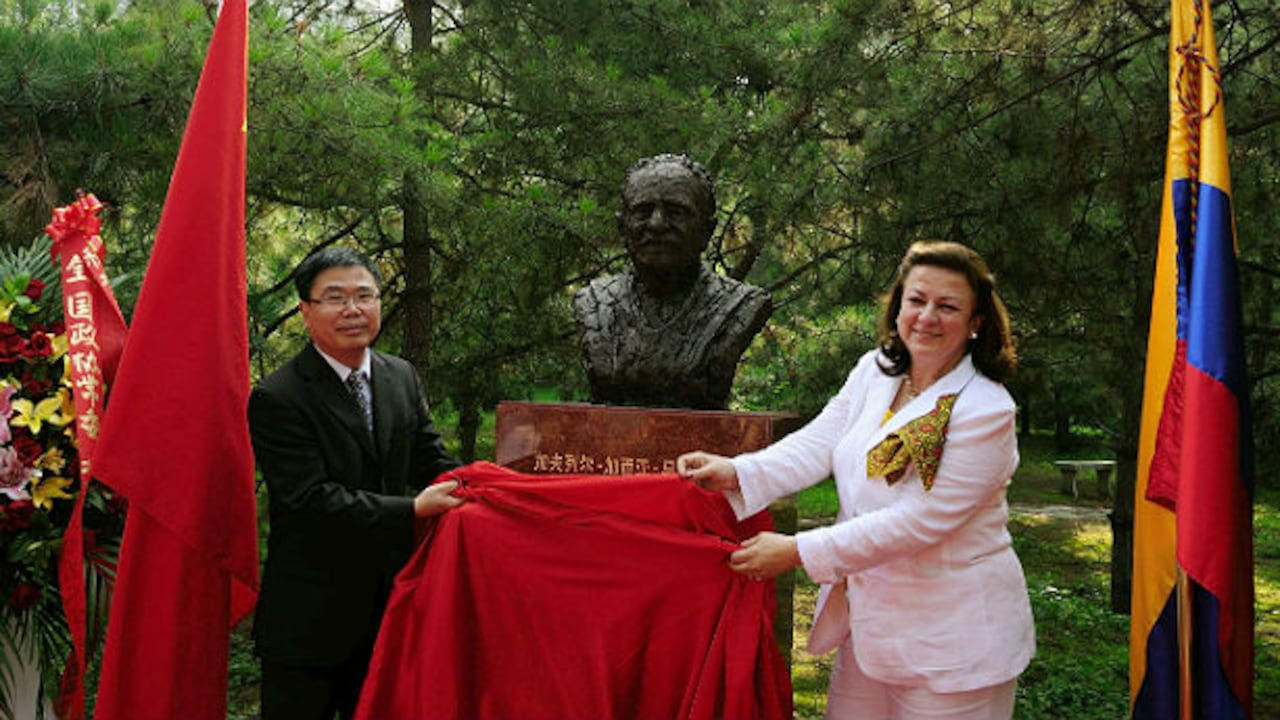 La embajadora de Colombia en Beijing, Carmenza Jaramillo (d) junto a un representante del Gobierno, durante la inauguración de un busto en bronce del premio Nobel de Literatura Gabriel García Márquez.