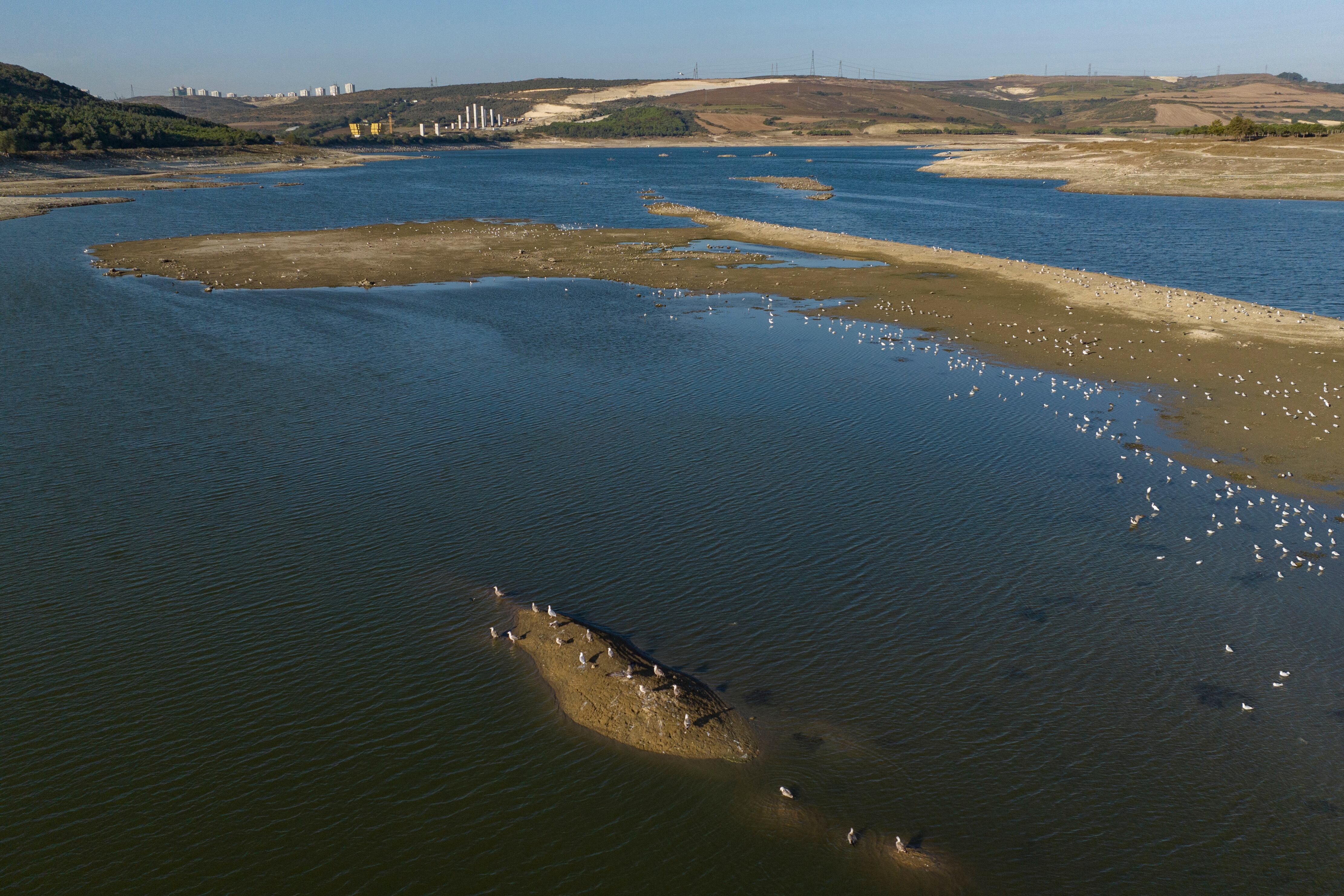El nivel es el más bajo desde 2014, lo que deja a los habitantes de las ciudades esperando desesperadamente lluvias en las próximas semanas. (Foto de YASIN AKGUL / AFP)