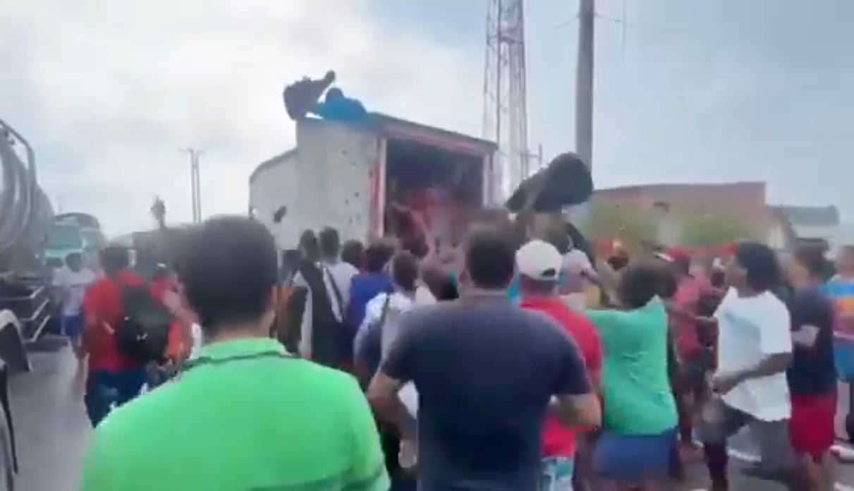 Decenas de personas forcejeaban para llevarse las guitarras.