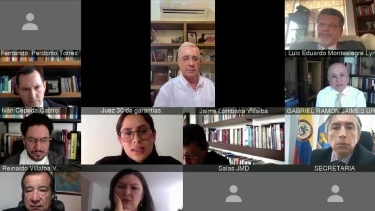 Luego de que la Sala Plena de la Corte dispusiera que el régimen aplicable es la Ley 906, la funcionaria judicial estudia los argumentos de ambas partes para decidir si tumba o no la medida de aseguramiento que pesa sobre el expresidente.