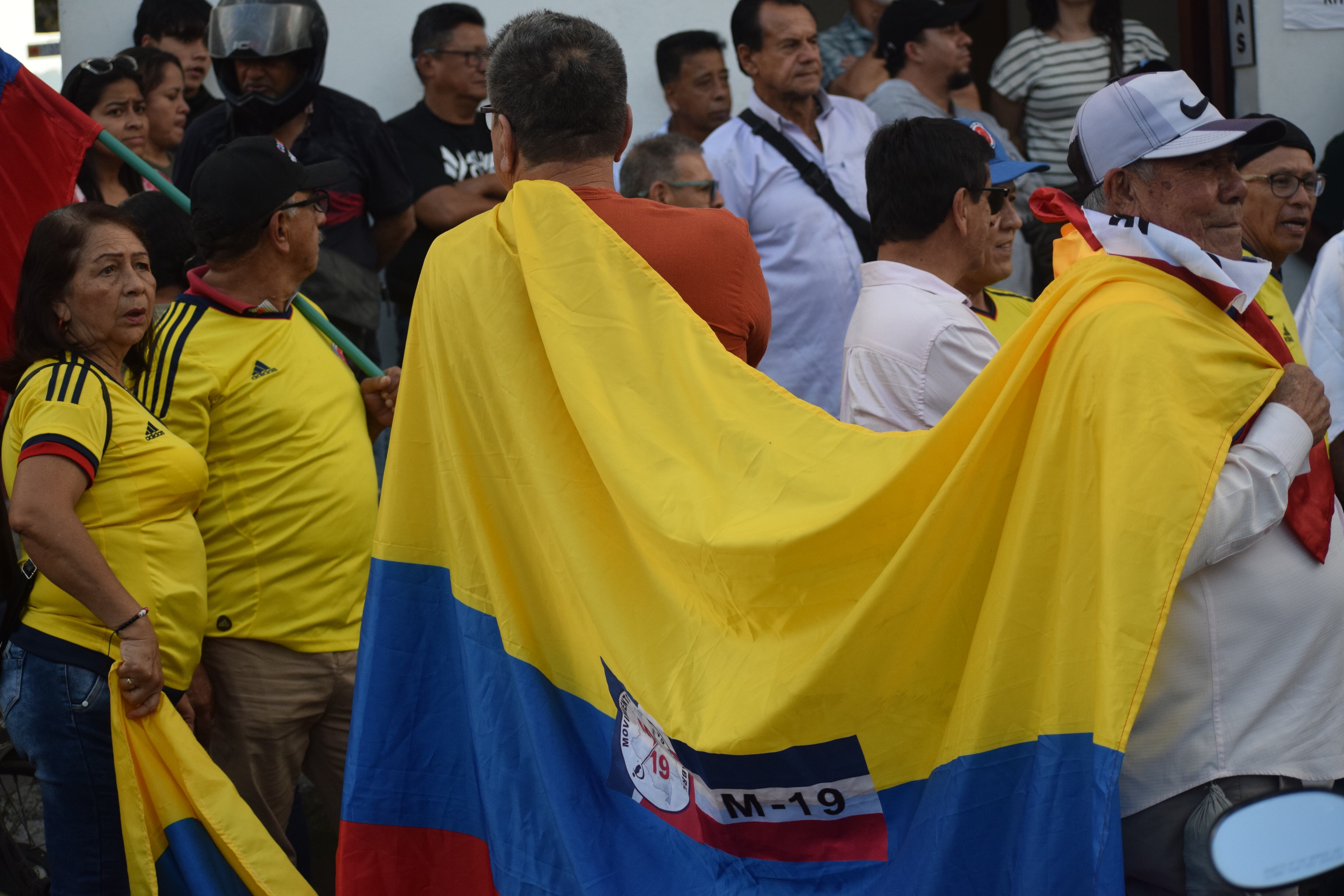 En la plazoleta San Francisco de Popayán se adelantó la protesta de los movimientos sociales, alternativos y populares ante la amenaza de Donald Trump de adelantar una posible intervención en Colombia.