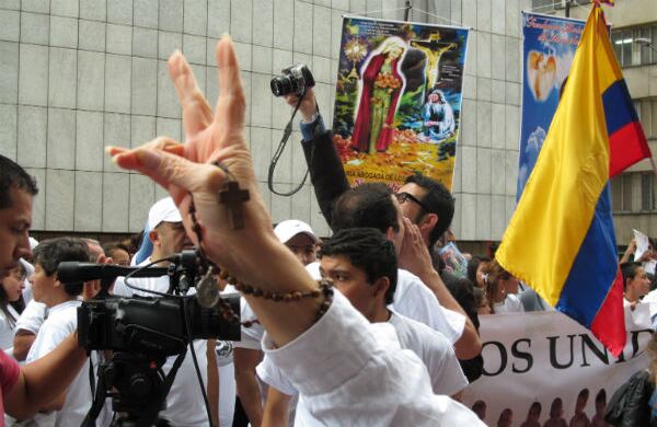 Símbolos católicos acompañaron a los manifestantes durante toda la jornada: camándulas, crucifijos, medallas de la virgen, banderas y afiches religiosos se vieron por doquier.