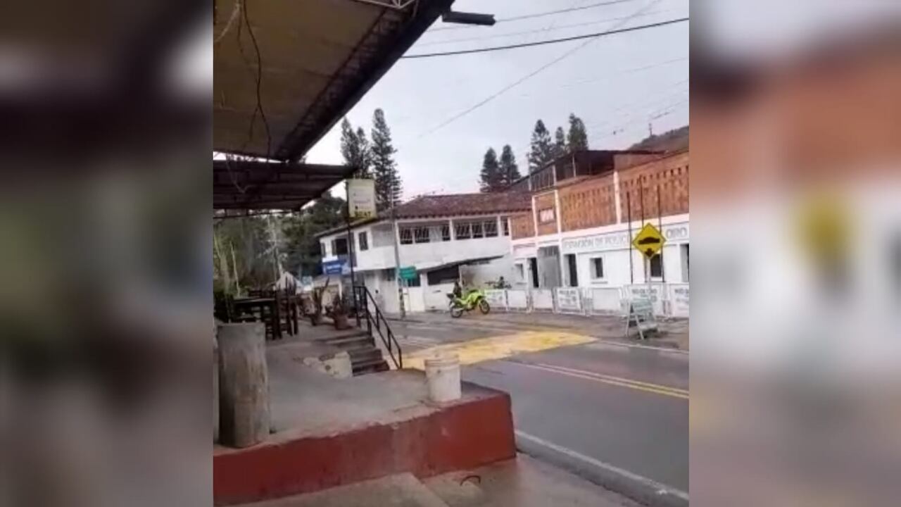 Policías se enfrenta a bala contra delincuentes en Río de Oro, Cesar.