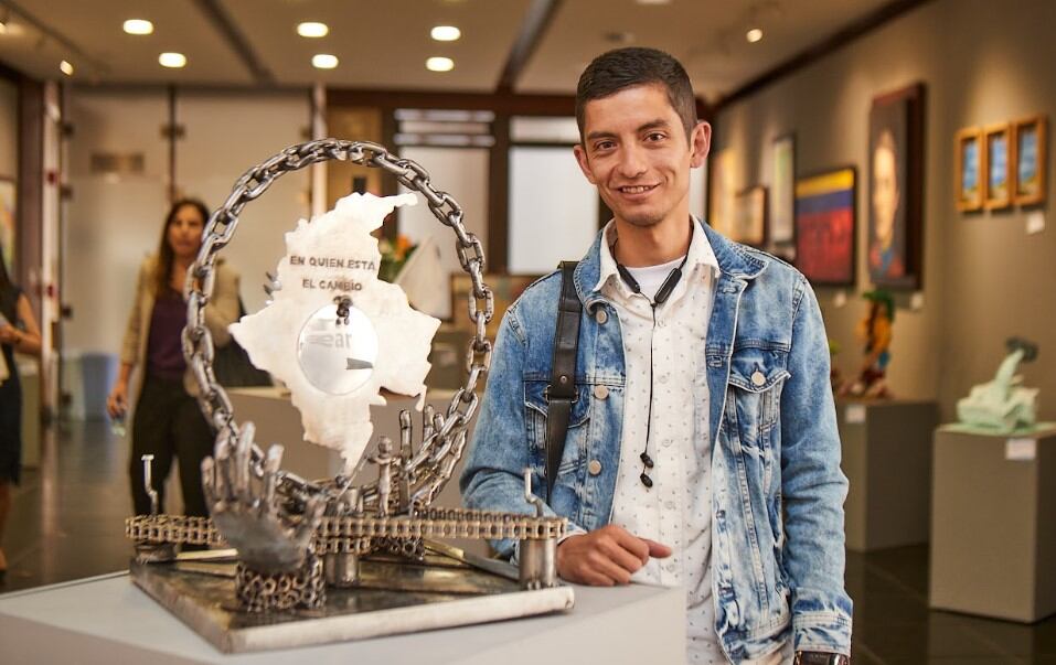 Escobitas de Bogotá y ganadores del concurso Así se construye memoria