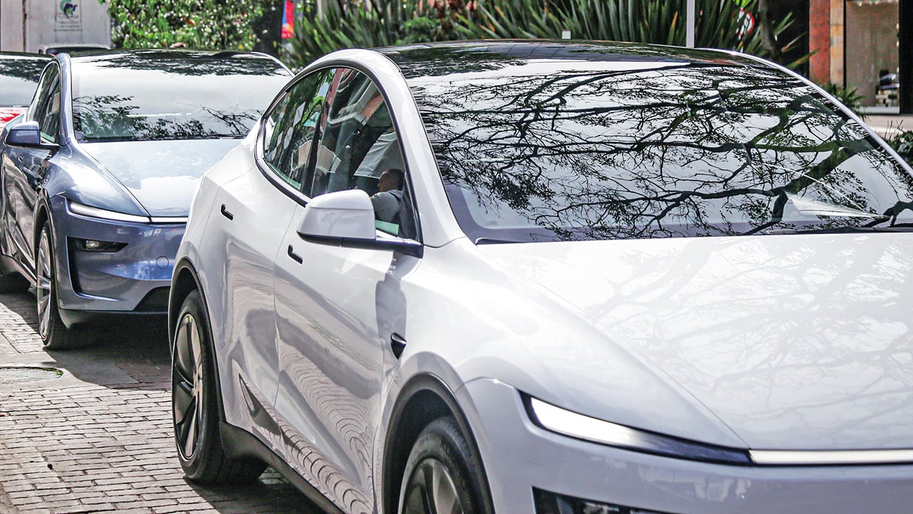 Tesla nació en 2003 en Estados Unidos y fue bautizada en honor al inventor e ingeniero eléctrico Nikola Tesla. El millonario Elon Musk entró en 2004 como principal inversionista.