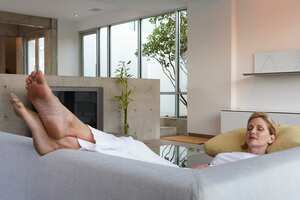 Levantar los pies mientras se descansa es una de las recomendación para bajar la hinchazón.