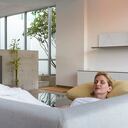 Levantar los pies mientras se descansa es una de las recomendación para bajar la hinchazón.