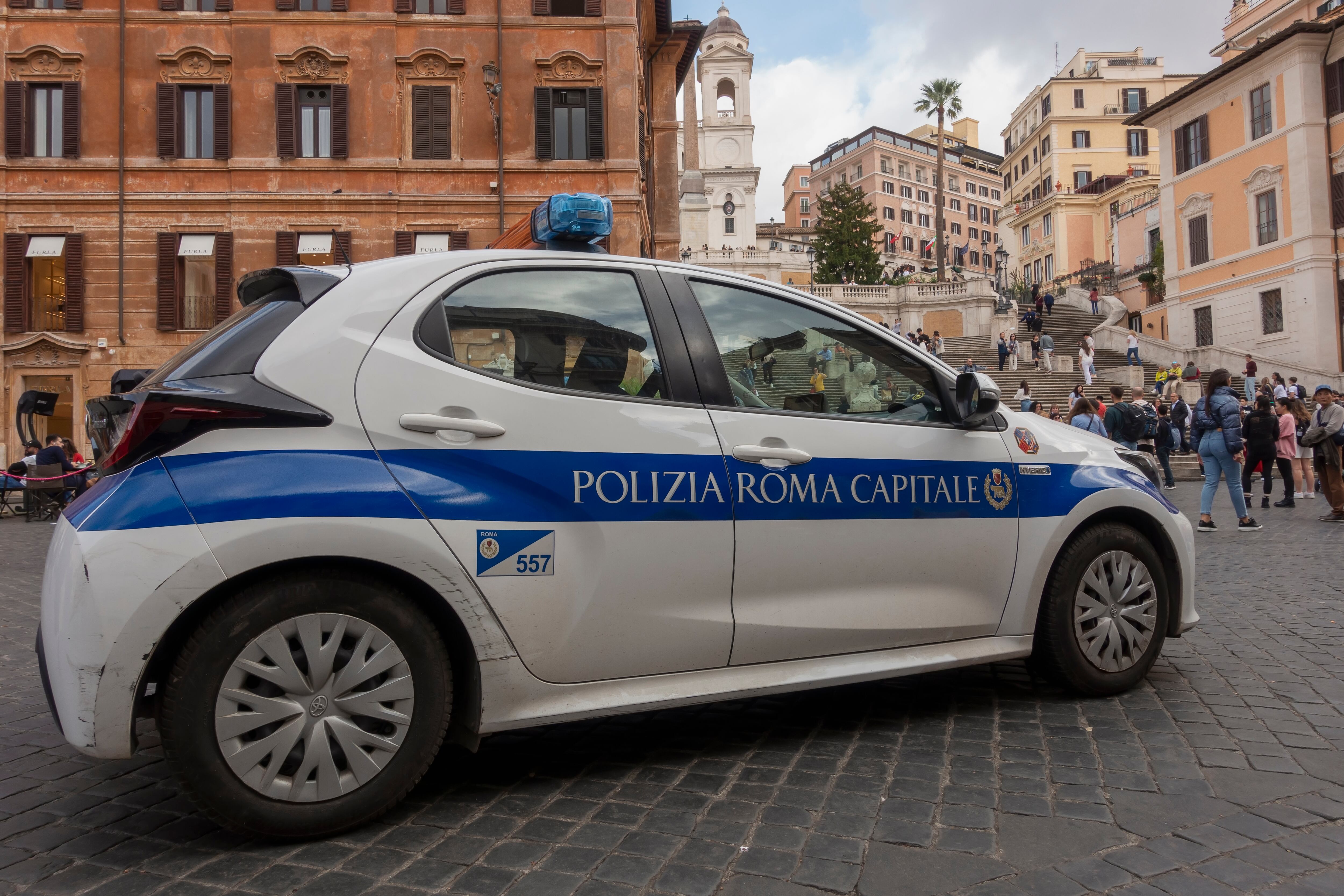 Una patrulla de la policía de Roma logró recoger a la menor de edad que se encontraba en una concurrida vía