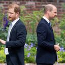 El príncipe Harry, a la izquierda, y el príncipe William se paran juntos durante la inauguración de una estatua que encargaron a su madre, la princesa Diana, en lo que habría sido su 60 cumpleaños, en el Sunken Garden en el Palacio de Kensington, Londres, el jueves 1 de julio de 2021. Foto: Dominic Lipinski / Pool Photo vía AP.