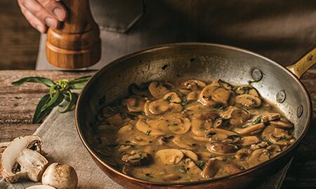 Los hongos comestibles, comúnmente llamados champiñones, tienen importantes cantidades de vitaminas del complejo B, antioxidantes y fibras.