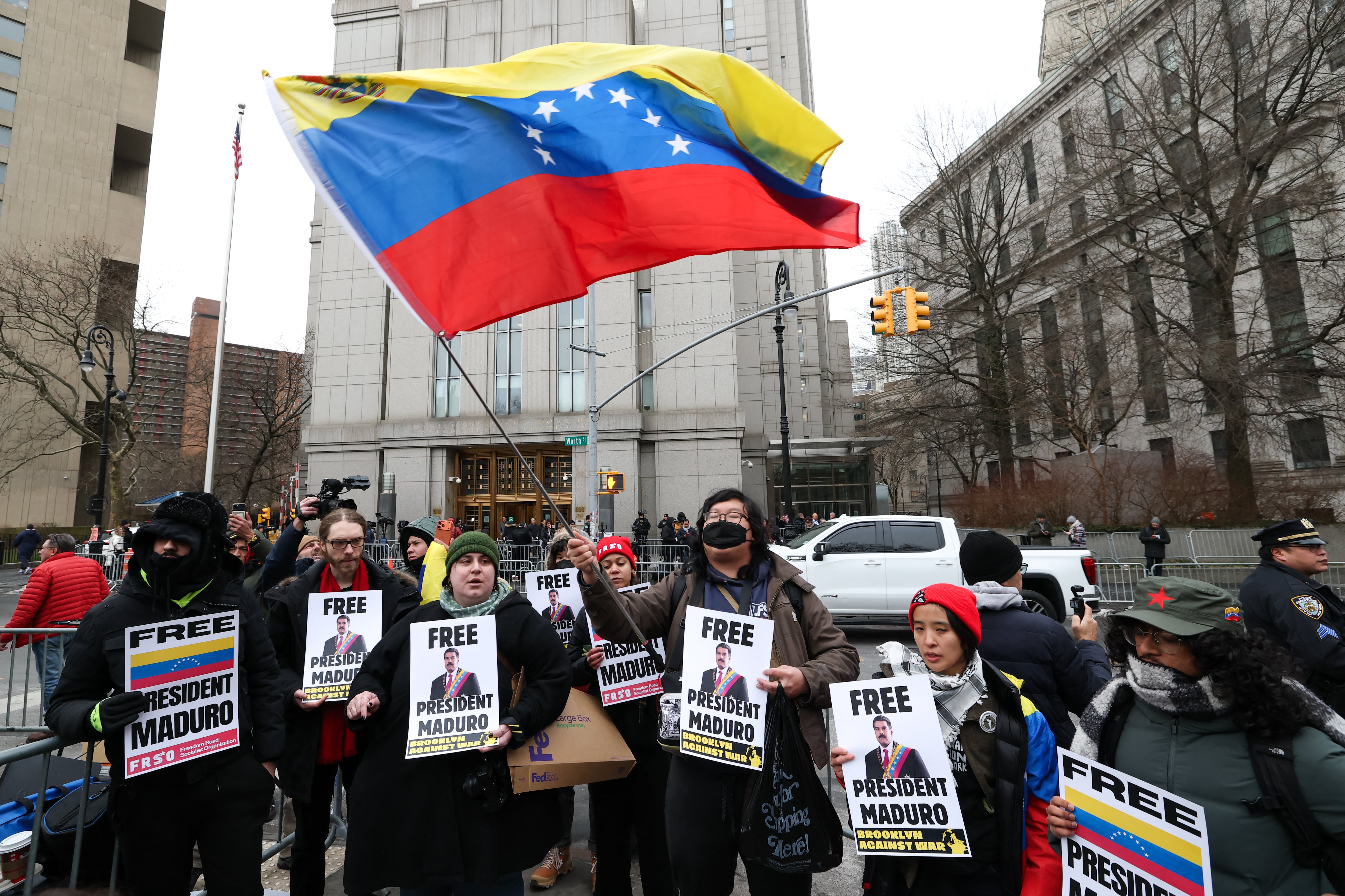 Manifestantes sostienen pancartas en apoyo al destituido presidente venezolano Nicolás Maduro frente al Tribunal Federal Daniel Patrick Moynihan, mientras Maduro aguarda su audiencia de lectura de cargos el 5 de enero de 2026 en Nueva York.