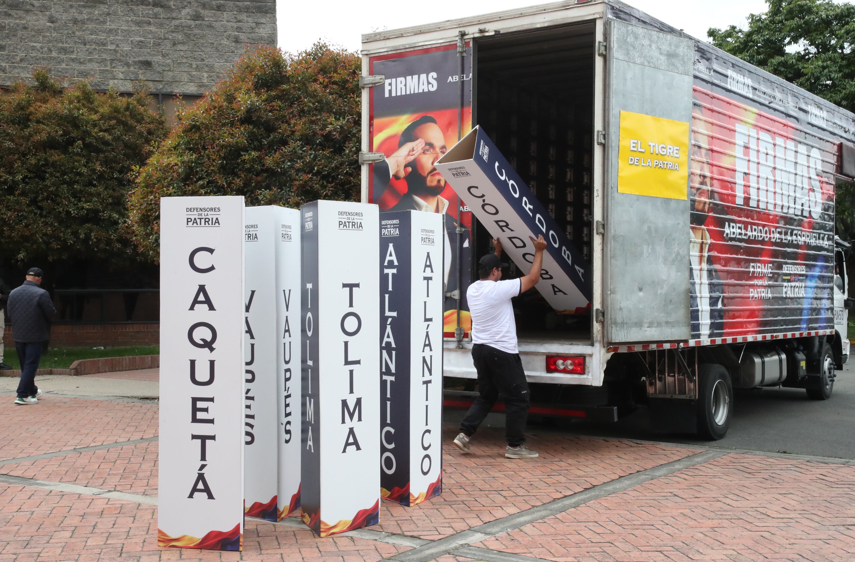 Entrega de firmas en la Registraduria, del precandidato Abelardo de la Espriella.