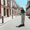Joven asiática caminando por la calle en Ronda, Andalucía, España. Pasión por las maravillas. Vacaciones y viajes.