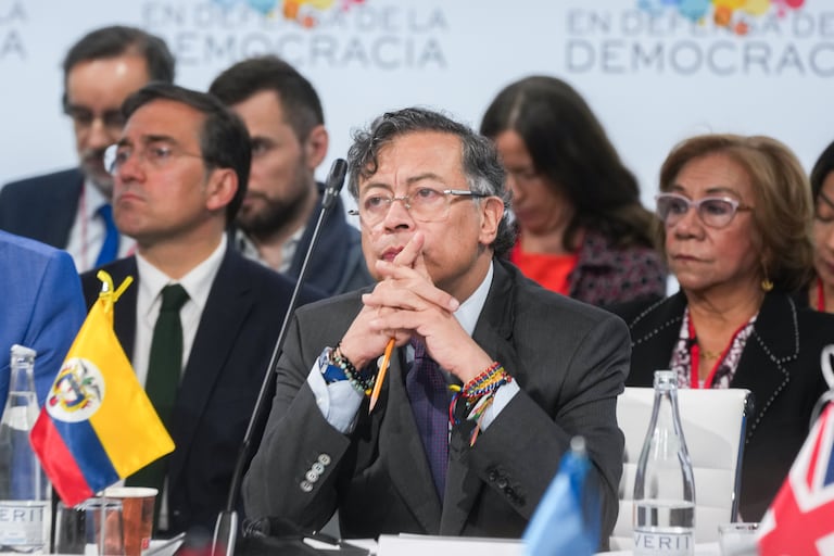 Gustavo Petro arremetió contra Álvaro Uribe por la Ley 100 y defendió el sistema de salud: “Debe ser superada, pero usted lo impide” - Semana