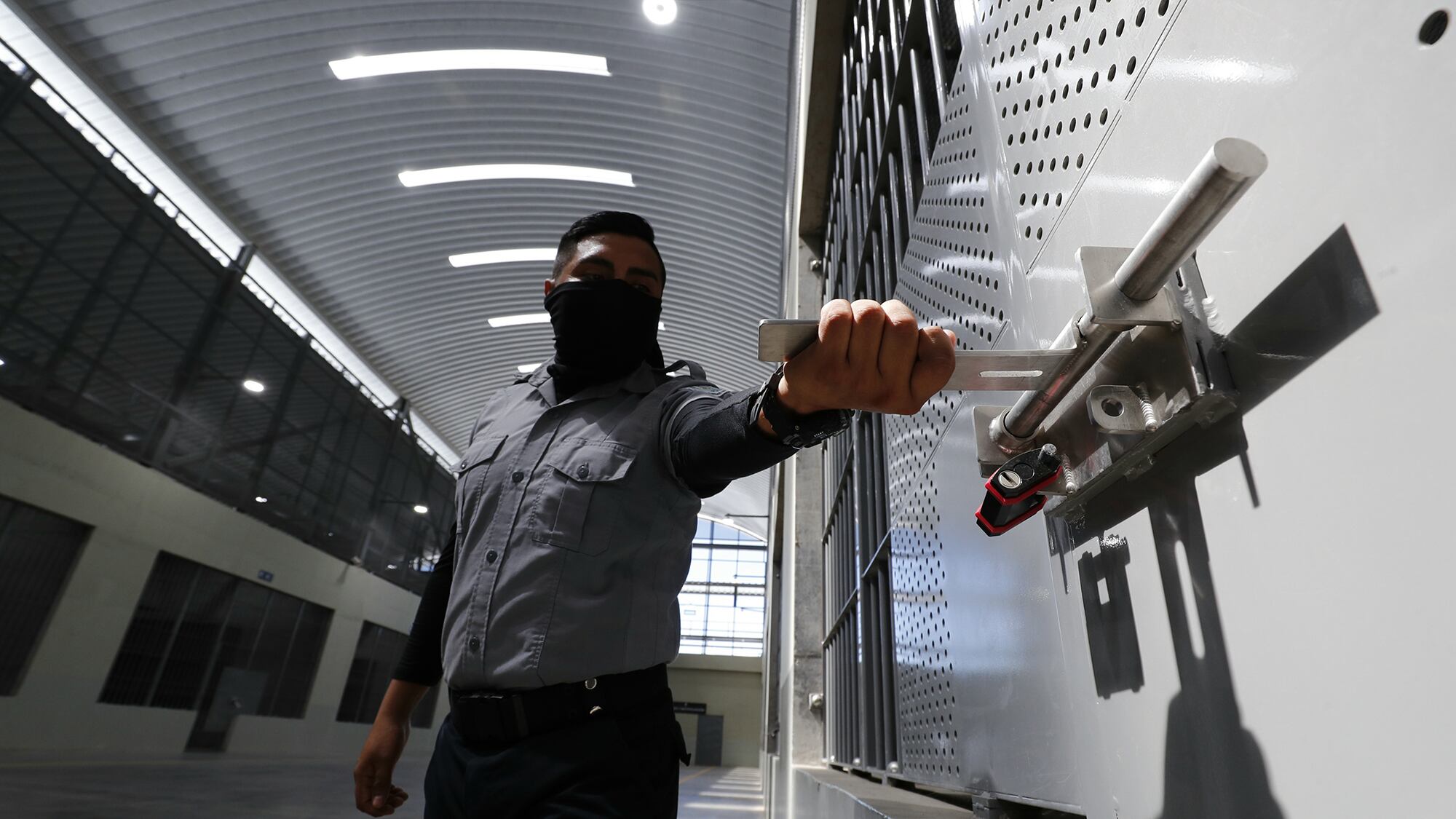 Centro de Confinamiento del Terrorismo" (CECOT)