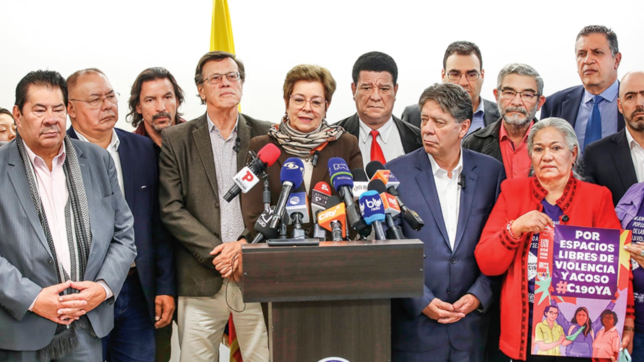 Miembros de la Comisión de Concertación del salario mínimo al inicio de las negociaciones para el ajuste de 2024. Expertos como los del Observatorio Laboral de la Javeriana advierten que un alza excesiva puede llevar a dificultades financieras a las empresas e impulsar la informalidad.