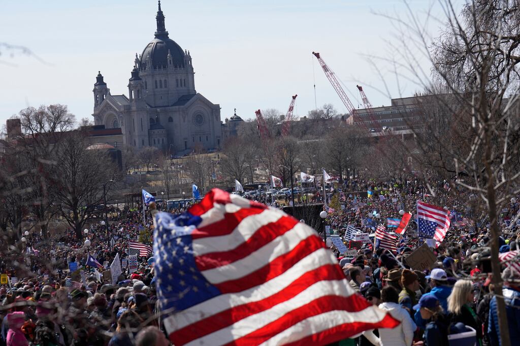 Varias personas participan en una protesta bajo el lema "No a los reyes" el sábado 28 de marzo de 2026 en St. Paul, Minnesota. (Foto AP/Joe Scheller)