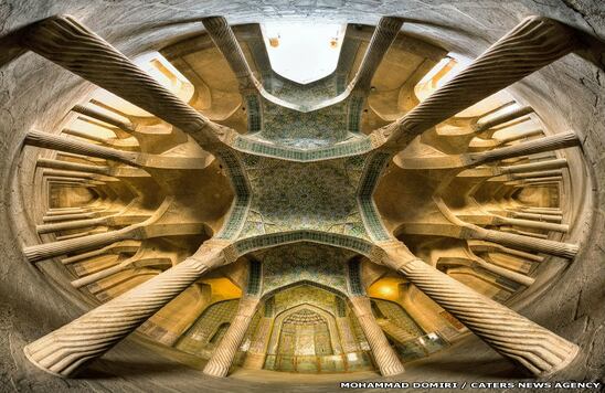 "La mayoría de mis imágenes cubre un amplio ángulo de visión, mostrando así todo el edificio en una sola fotografía", dice Domiri. En la imagen, el techo de la mezquita de Vakil, en Shiraz, en el suroeste de Irán.