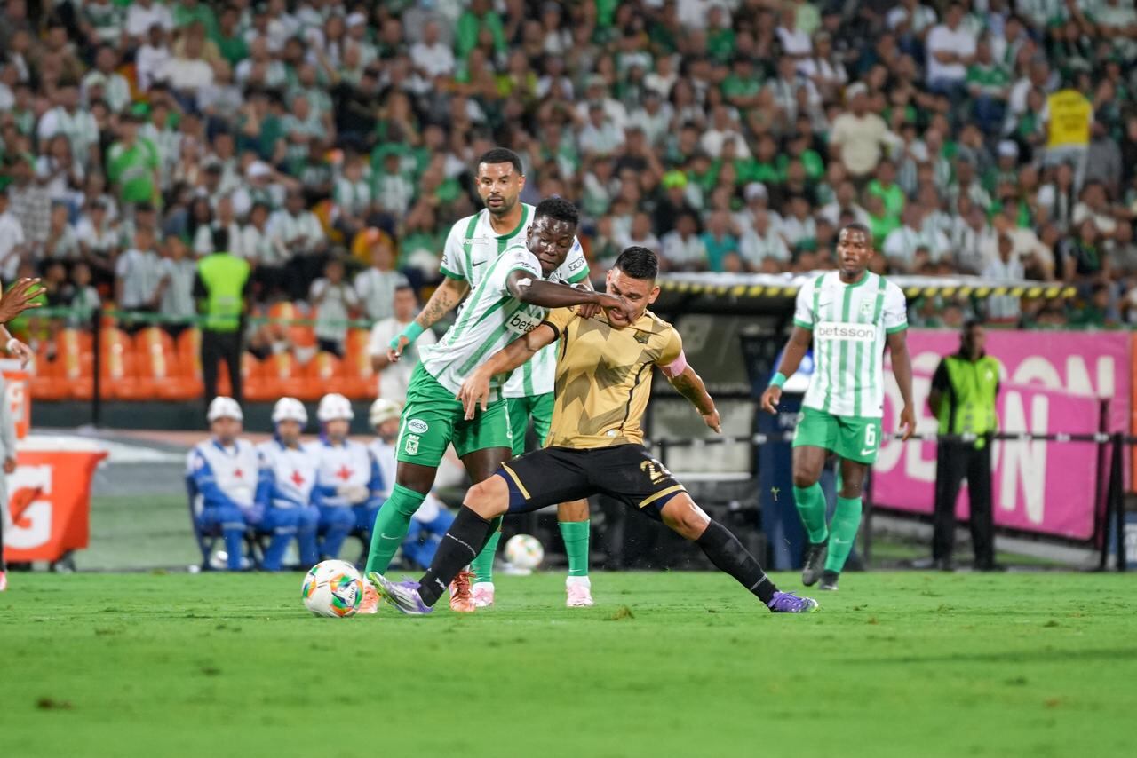 Marino Hinestroza pelea un balón con un defensa de Águilas Doradas en el partido por la fecha 19.