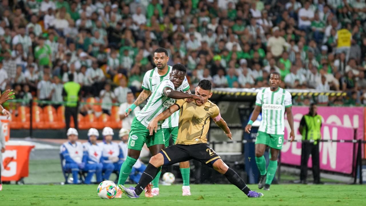 Marino Hinestroza pelea un balón con un defensa de Águilas Doradas en el partido por la fecha 19.